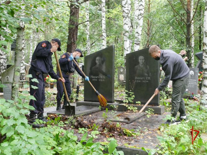 Росгвардейцы взяли шефство над кварталом Героев Советского Союза на кладбище Томска (фото, видео)