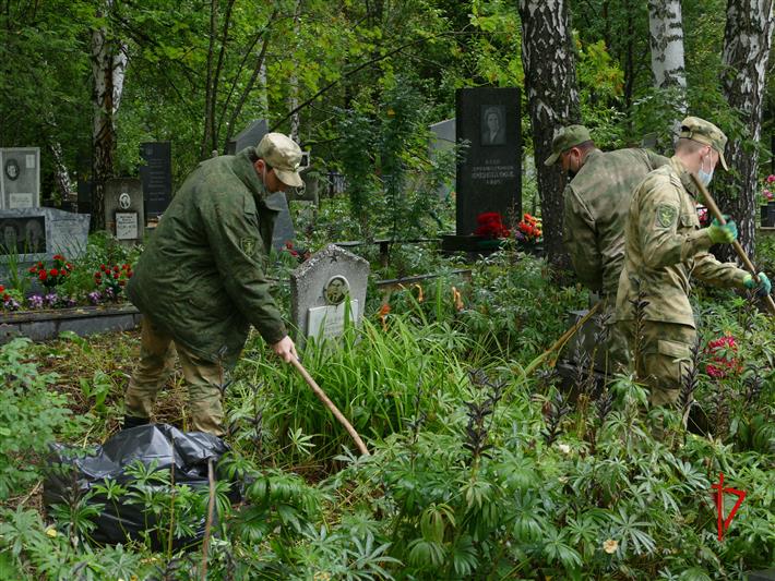 Росгвардейцы взяли шефство над кварталом Героев Советского Союза на кладбище Томска (фото, видео)