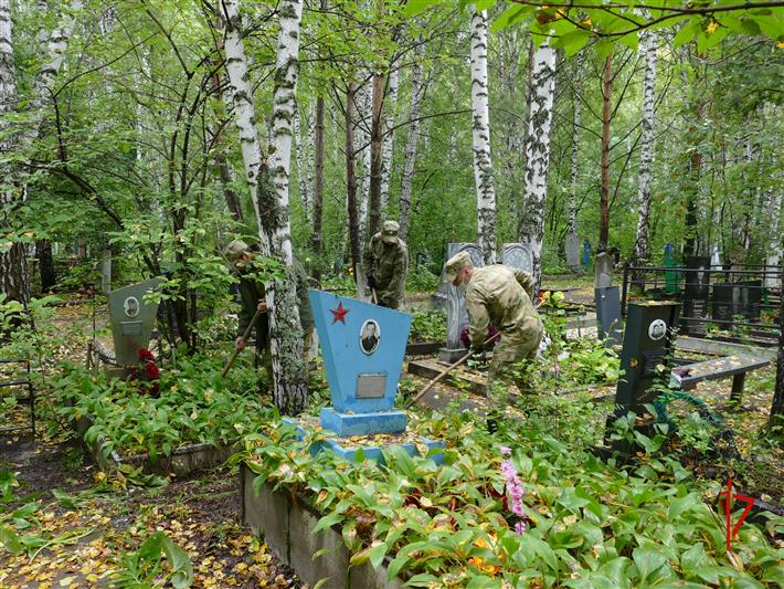 Росгвардейцы взяли шефство над кварталом Героев Советского Союза на кладбище Томска (фото, видео)