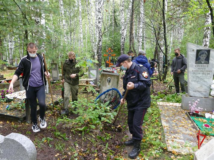 Росгвардейцы взяли шефство над кварталом Героев Советского Союза на кладбище Томска (фото, видео)
