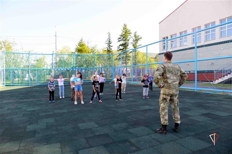 Росгвардейцы провели детский спортивный праздник на летней оздоровительной площадке в Салехарде