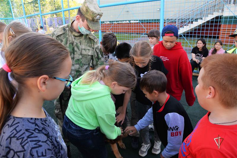 Юные жители Ямала познакомились с профессией кинолога Росгвардии