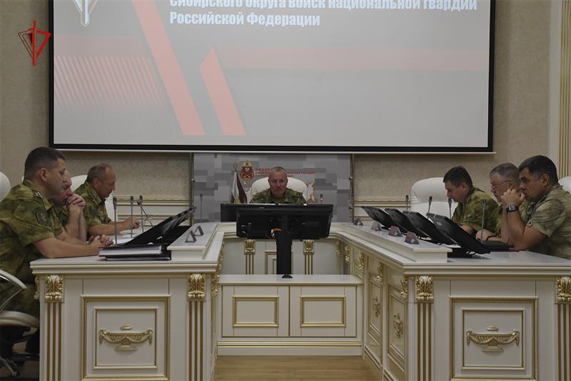 Командующий Сибирским округом Росгвардии встретился с выпускниками военных вузов 