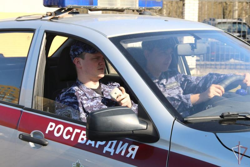 Подмосковные росгвардейцы пришли на помощь пострадавшей в автоаварии