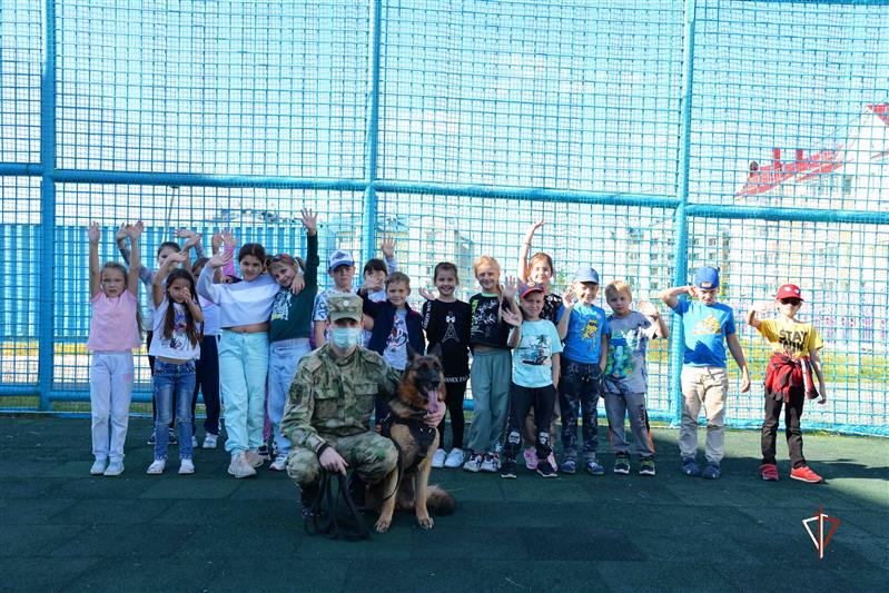 Юные жители Ямала познакомились с профессией кинолога Росгвардии