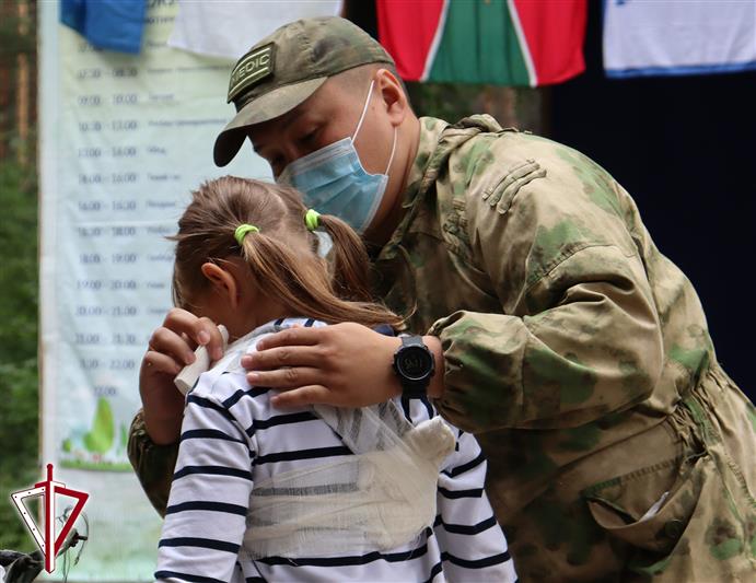 Сотрудники ОМОН Росгвардии встретились с участниками спортивно-патриотической смены «Алтай-2021»