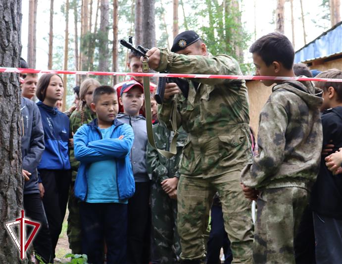 Сотрудники ОМОН Росгвардии встретились с участниками спортивно-патриотической смены «Алтай-2021»