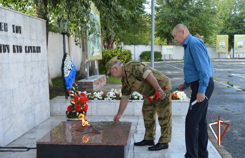 Память погибших боевых товарищей почтили в тюменском кинологическом центре Росгвардии