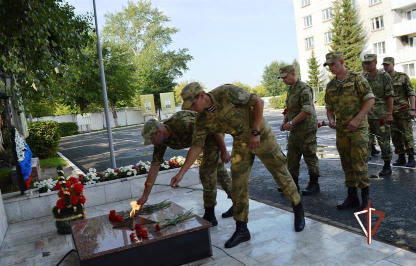 Память погибших боевых товарищей почтили в тюменском кинологическом центре Росгвардии