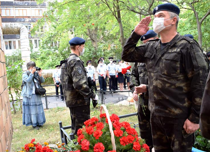 Сотрудники Росгвардии почтили память Героя России Евгения Шнитникова