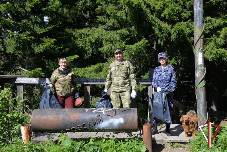Росгвардия поддержала экологическую акцию по очистке родников в Ханты-Мансийске 