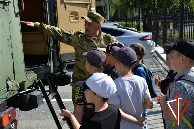 Росгвардейцы познакомили воспитанников ханты-мансийского Центра социальной помощи семье и детям с профессией военного связиста