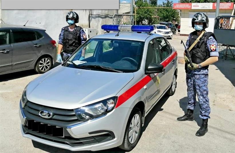Росгвардейцы задержали нетрезвого мужчину, стрелявшего из пневматического оружия в сторону людей в Феодосии