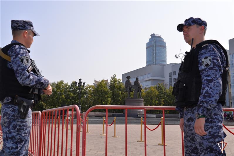 В Екатеринбурге росгвардейцы приняли участие в охране порядка на мероприятиях в честь дня города