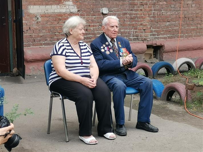 В Омске военнослужащие Росгвардии поздравили ветерана Великой Отечественной войны с 98-летием