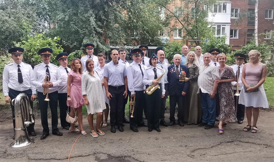 В Омске военнослужащие Росгвардии поздравили ветерана Великой Отечественной войны с 98-летием
