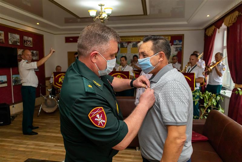 В Краснодаре ветеранам войск правопорядка вручены памятные медали