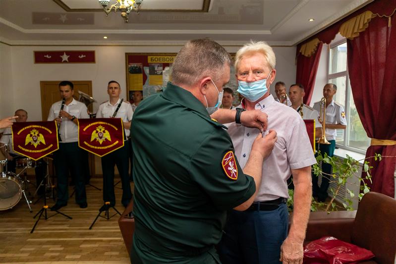 В Краснодаре ветеранам войск правопорядка вручены памятные медали