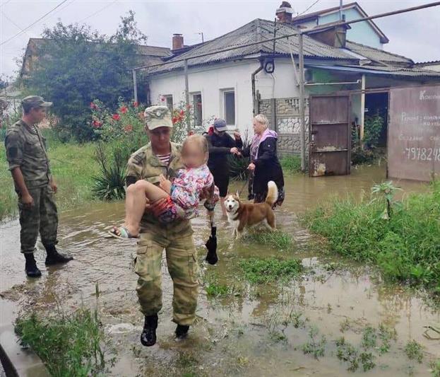 Военнослужащие бригады Росгвардии в непогоду пришли на помощь жителям Керчи