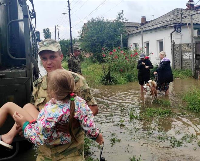 Военнослужащие бригады Росгвардии в непогоду пришли на помощь жителям Керчи