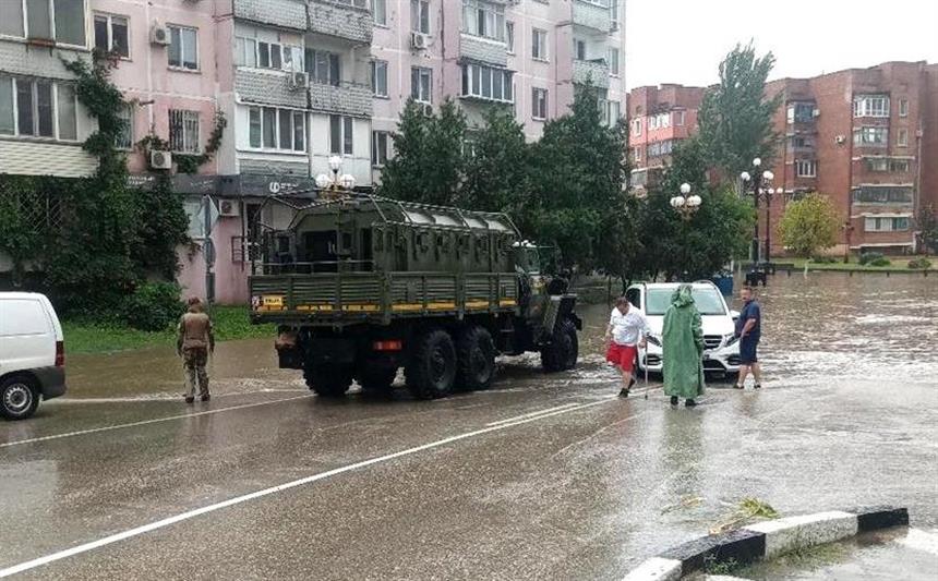 Военнослужащие бригады Росгвардии в непогоду пришли на помощь жителям Керчи