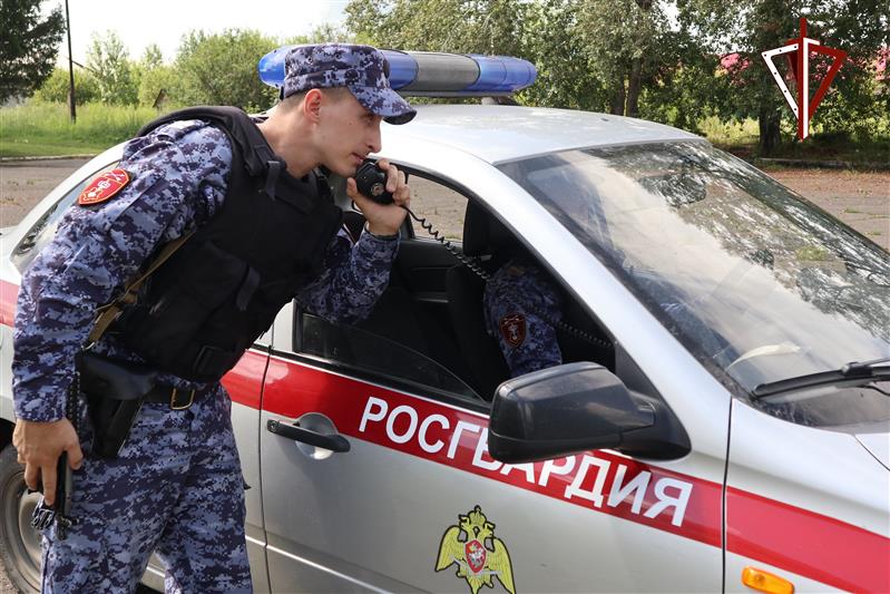 В Красноярском крае росгвардейцы задержали подозреваемого в разбойном нападении на женщину