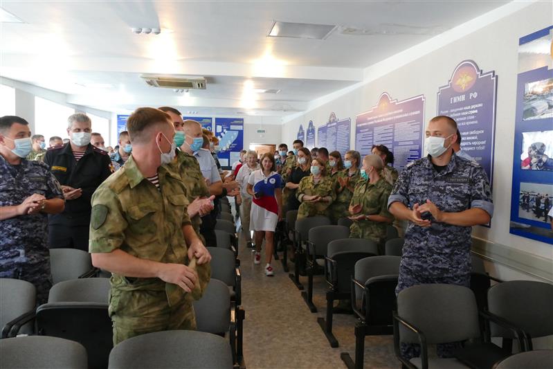 Омские росгвардейцы поздравили олимпийскую чемпионку Виталину Бацарашкину 
