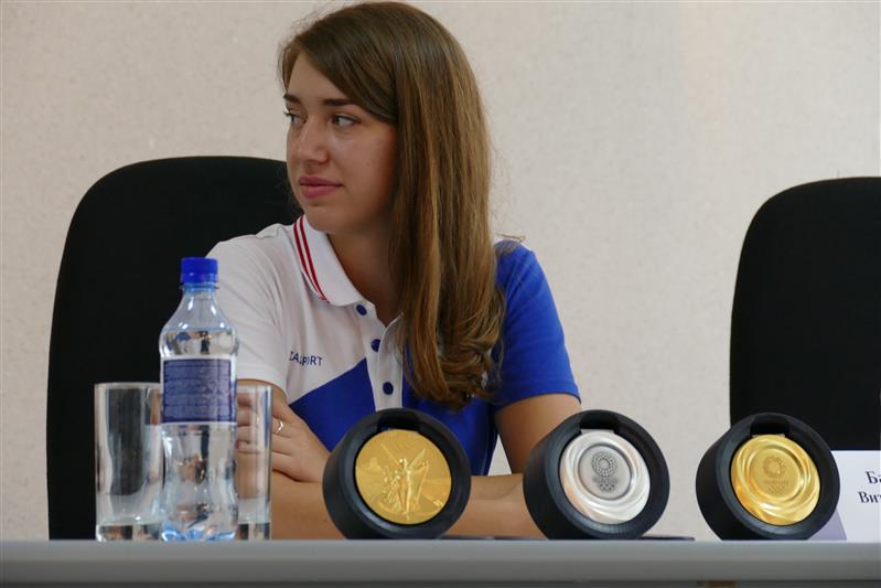 Омские росгвардейцы поздравили олимпийскую чемпионку Виталину Бацарашкину 