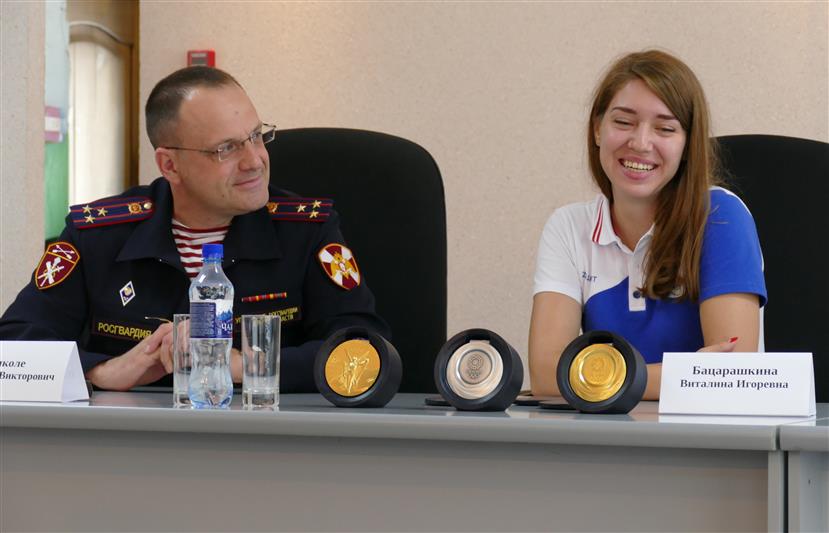 Омские росгвардейцы поздравили олимпийскую чемпионку Виталину Бацарашкину 