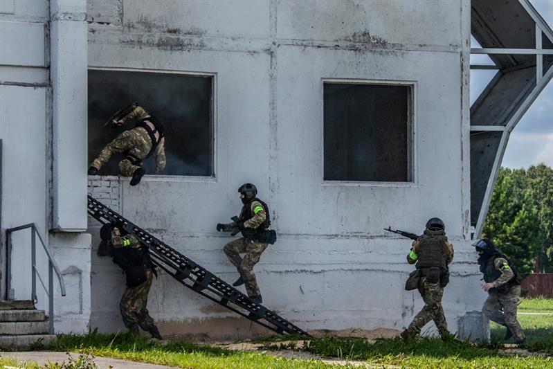 «Штурм и с неба, и с земли»