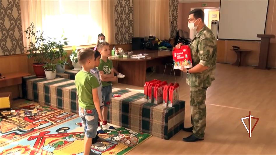 В Югре представители Росгвардии присоединились к благотворительной акции «Собери ребенка в школу»