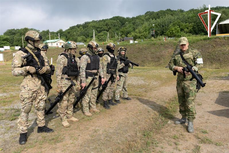 Учебный сбор групп применения спецсредств СОБР и ОМОН Росгвардии состоялся в Хабаровске