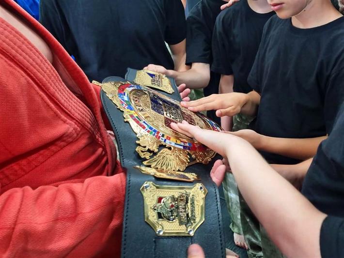 Чемпион России по  смешанным единоборствам провел тренировку для кемеровских воспитанников Росгвардии 