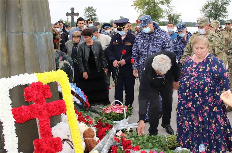 В Беслане росгвардейцы приняли участие в памятных мероприятиях 