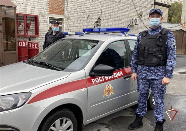 Сотрудники Росгвардии задержали нетрезвого тюменца, находившегося с оружием в общественном месте 