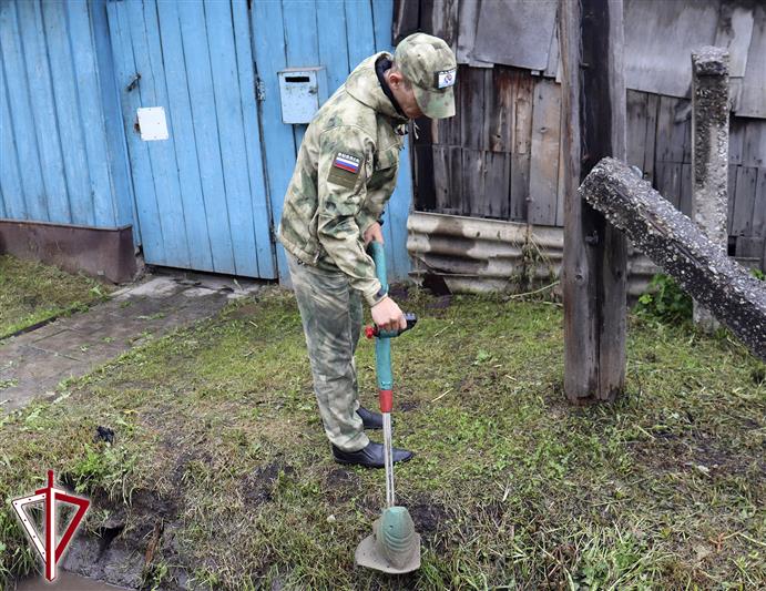 Росгвардейцы Республики Алтай навестили и помогли по хозяйству пожилой труженице тыла 