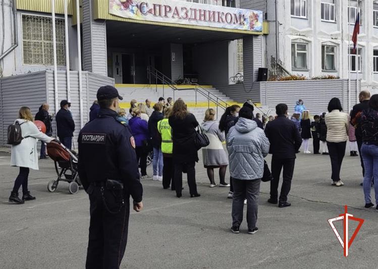 Росгвардейцы Уральского округа обеспечили правопорядок во время празднования Дня знаний