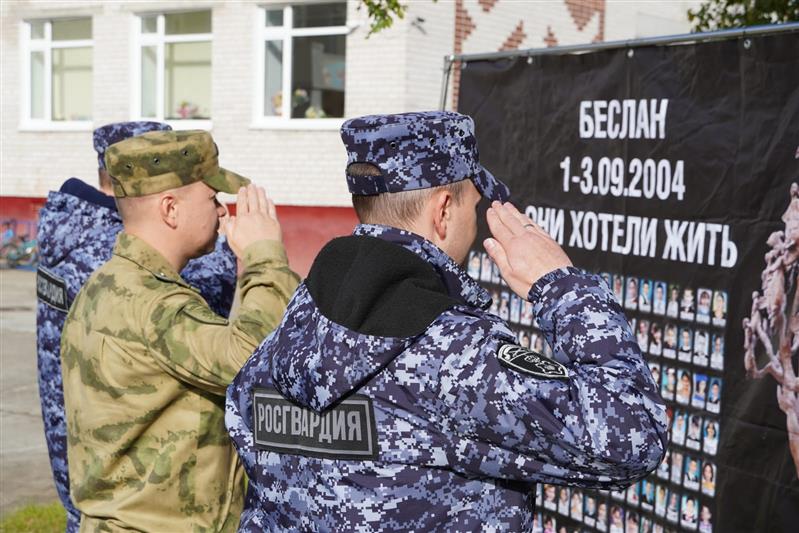 Военнослужащие и сотрудники Северо-Западного округа Росгвардии присоединились к акции «Вместе против террора»