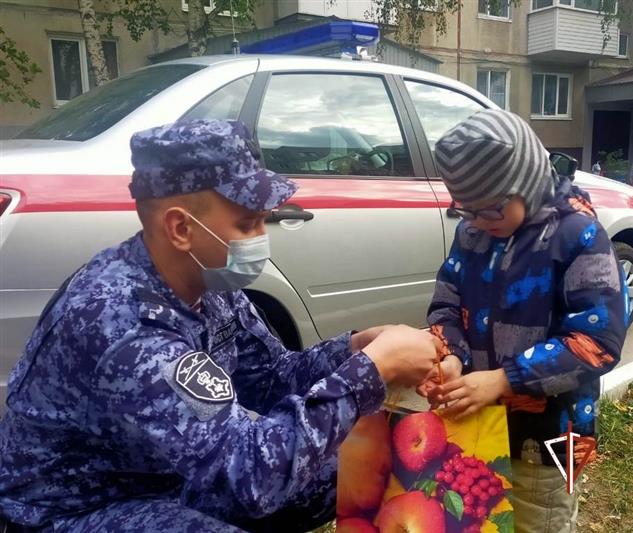 В Тюмени представители Росгвардии вручили подарки семьям, воспитывающим детей с ограниченными возможностями здоровья