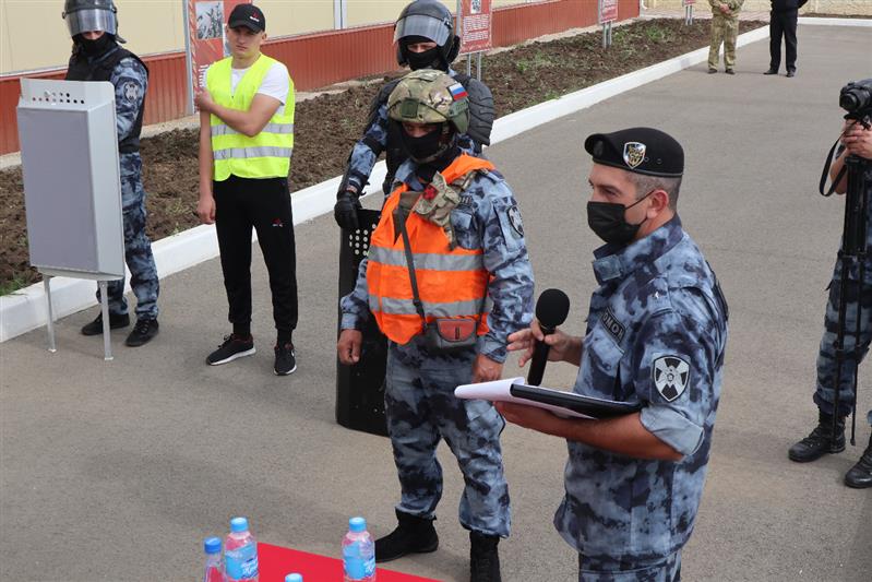 Спецназ Росгвардии в Керчи провел уникальный мастер-класс для представителей СМИ  