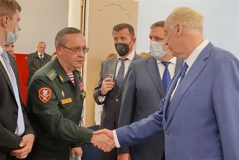 Командующий Северо-Западным округом поздравил воспитанниц пансиона СК России с началом учебного года