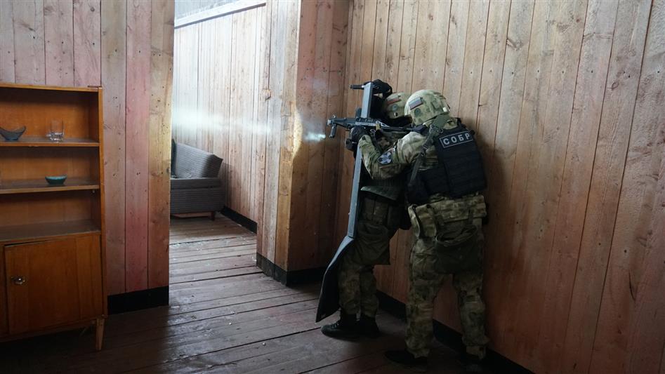 Сотрудники псковского СОБР Росгвардии отработали действия при освобождении заложников