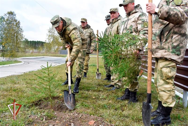 Военнослужащие Росгвардии приняли участие в экологической акции «Зеленная Россия» в Свердловской области (видео)