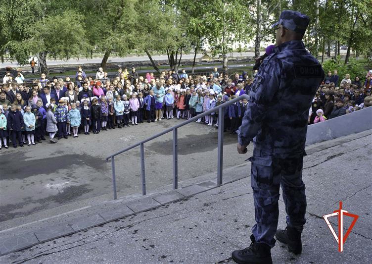  Представители Росгвардии на Урале приняли участие в праздничных мероприятиях, посвященных Дню знаний
