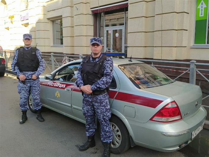 Росгвардейцы по ориентировке нашли и вернули родителям потерявшегося ребенка в Санкт-Петербурге 