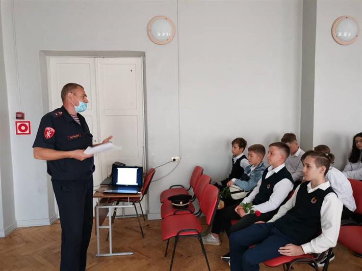 Росгвардейцы Центрального округа поздравили учеников и преподавателей образовательных учреждений с Днём знаний 