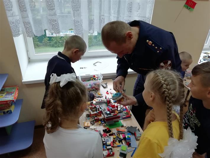  Росгвардейцы поздравили детей талдомского социально-реабилитационного центра с Днем знаний