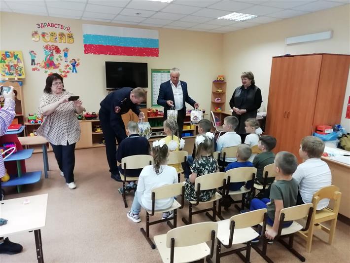  Росгвардейцы поздравили детей талдомского социально-реабилитационного центра с Днем знаний