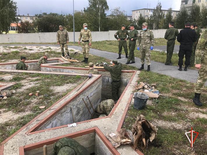 Военнослужащие калиновского соединения Росгвардии приняли участие во всероссийском субботнике «Зеленая Россия»