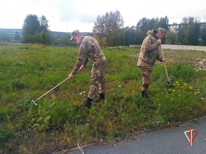 Военнослужащие калиновского соединения Росгвардии  приняли участие во всероссийском субботнике «Зеленая Россия»